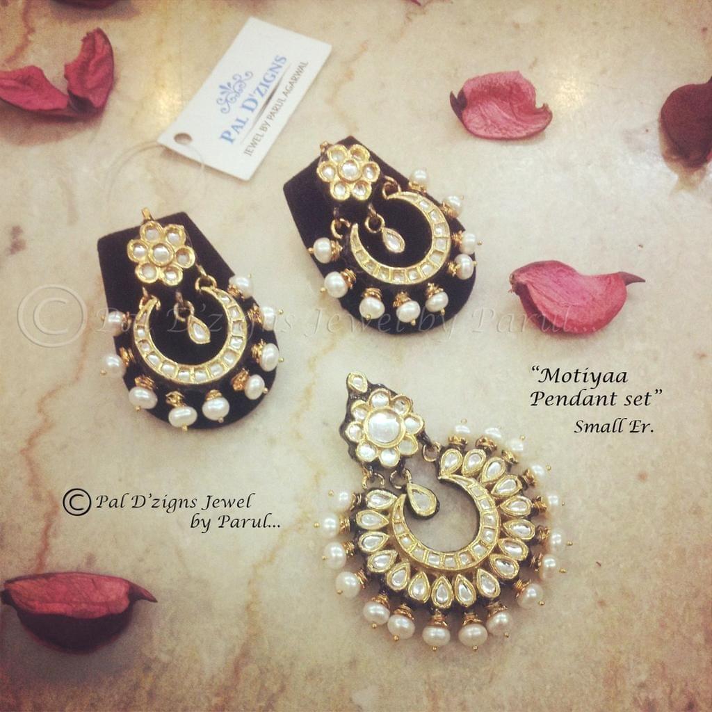 Mootiya pendant set
