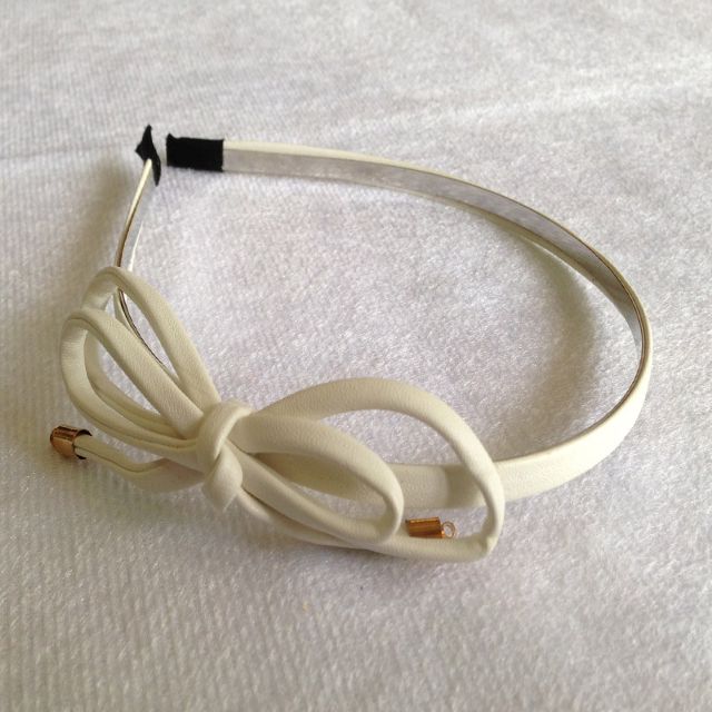 White Hairband with Knotted Bow