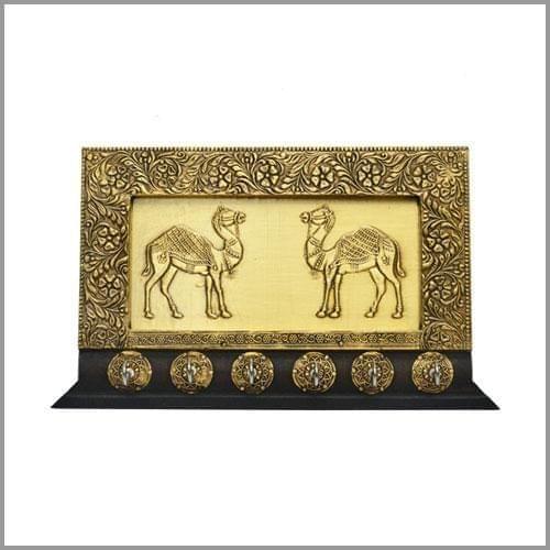 Brass and wood keys hanger "Camel couple" wcm480c1a