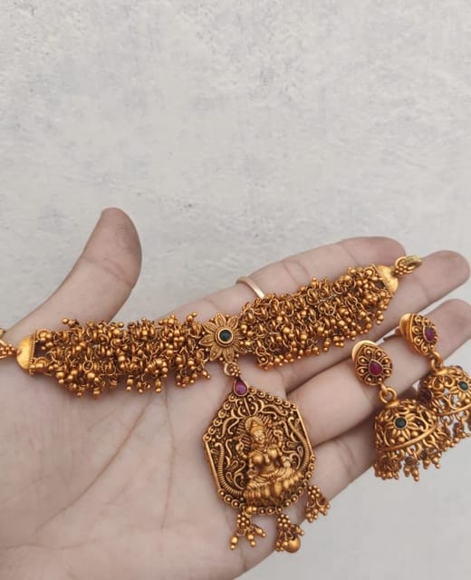 Golden choker