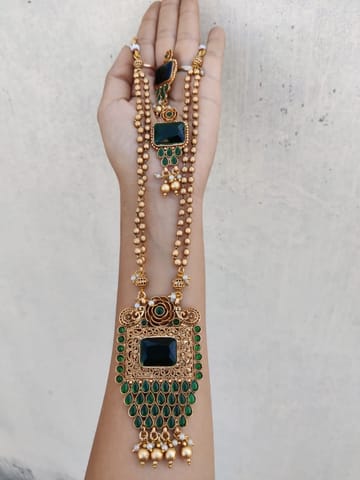 Green middle golden pearl chain set