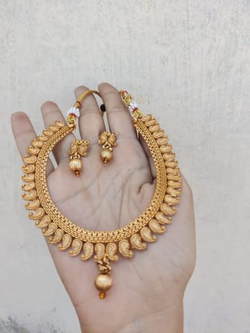 Golden necklace set