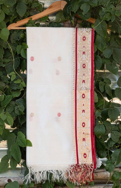Handwoven Offwhite Tangail Silk Dupatta.