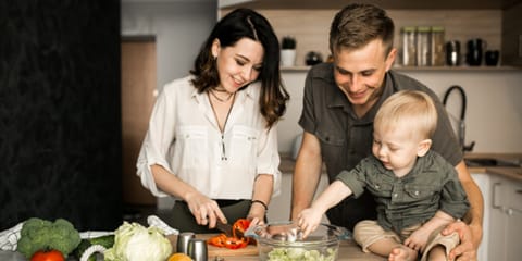 HOW TO COOK WITH KIDS WITHOUT LOSING YOUR MIND? 7 QUICK TIPS