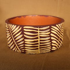 Flat leaves on wine red ring planter
