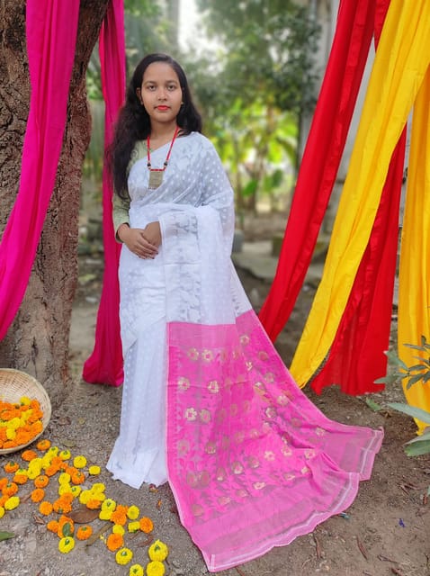 Pure Cotton Bengal Jamdani Saree in a Beautiful combination of Pure White and Rose Pink