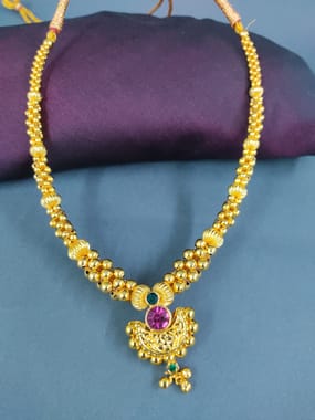 Thushi Single Line Chandrakor Pendant Gold Polishing
