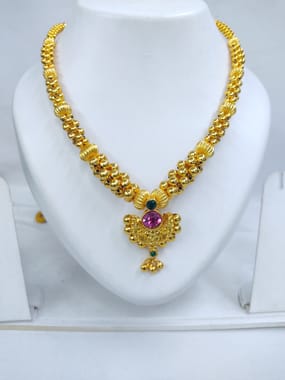 Thushi Single Line Chandrakor Pendant Gold Polishing