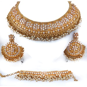 Short Broad Necklace Pearl Clustered