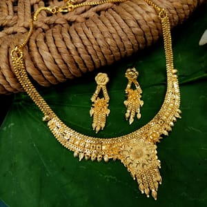 Micro Plated Short Necklace Gold Resembelling
