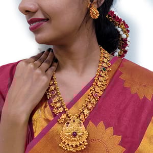Short Saaj In Geru Polish Peacock Pendant